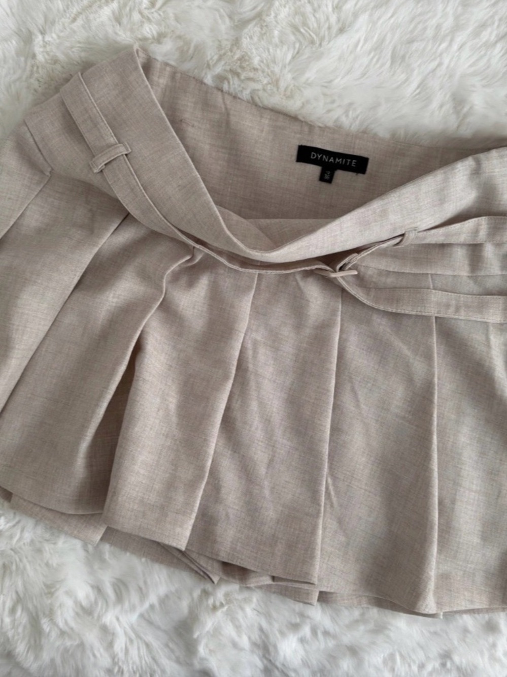 Dynamite Mini Skirt in beige Like New